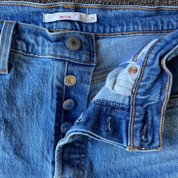 Levi’s Wedgie Icon Distressed Jeans Size 31 - Picture 4 of 13